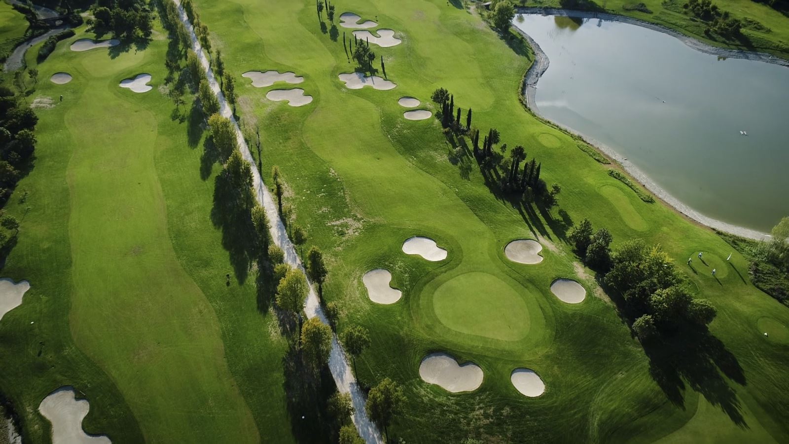 Large greens and wide fairways await at Le Pavoniere